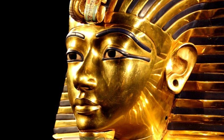 gold tutankhamun statue