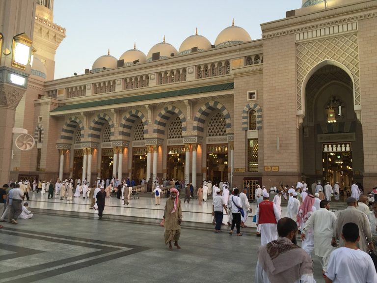 مدثر  بن  کے‌ آئے ‌ہیں  مزمل  بن  کے آئے  ہیں